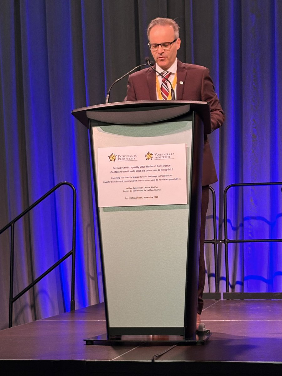 P2PConnects's tweet image. 🖥️ Today’s plenary looked at how AI is changing immigration—from faster digital processes to new challenges like misinformation and digital distrust. A reminder that tech helps, but human connection remains key.

#P2PConference #DigitalEra #Immigration #AI