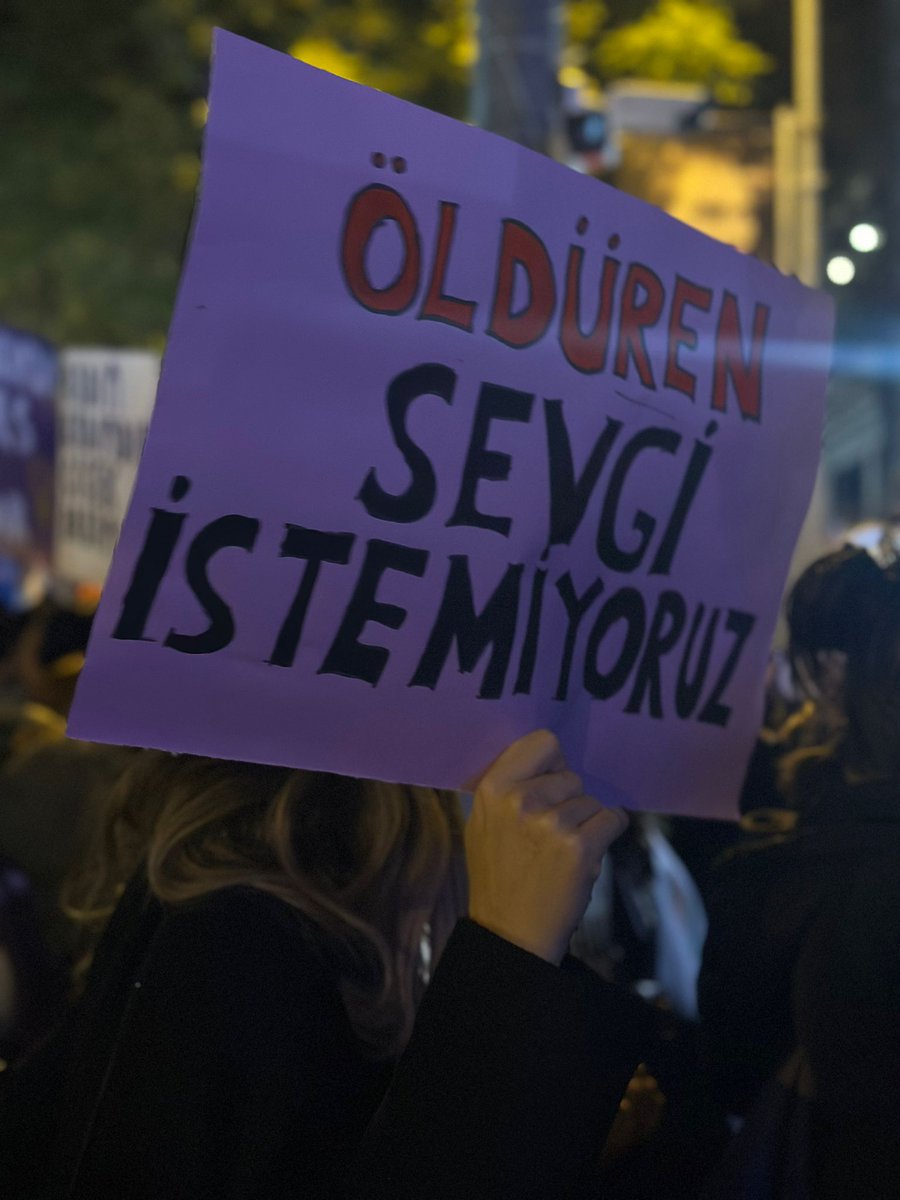 Geceleri de sokakları da meydanları da terk etmiyoruz!

25 Kasım Kadına Yönelik Şiddete Karşı Uluslararası Mücadele Günü’nde AHG Ankara Kadın Hakları Merkezi olarak gece yürüyüşünde yerimizi aldık.

Kadına yönelik şiddetin, kadın cinayetlerinin politik olduğu bilinciyle her