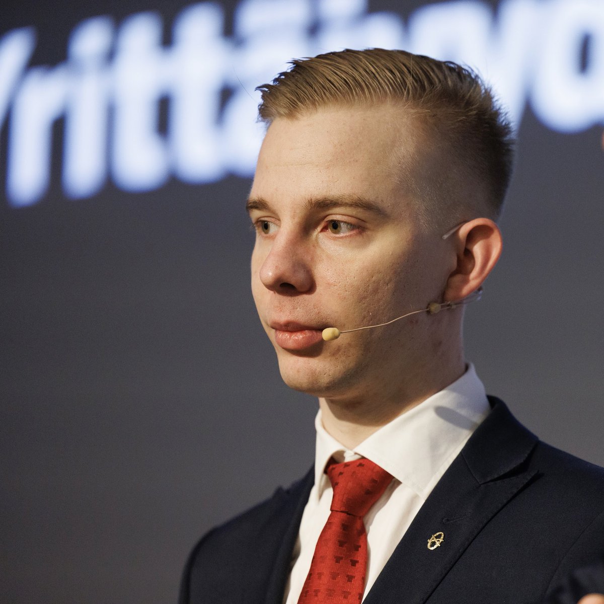 Mitä ihmettä demarit touhuaaPirkanmaalla? 

Aluehallitus on kaikessa ”viisaudessaan” päättänyt esittää jättikorotuksia poliitikkojen palkkioihin. Esimerkiksi aluehallituksen puheenjohtajan palkkio nousisi 18 000 eurosta 48 000 euroon vuodessa.

Kyseessä on reippaasti yli 100%