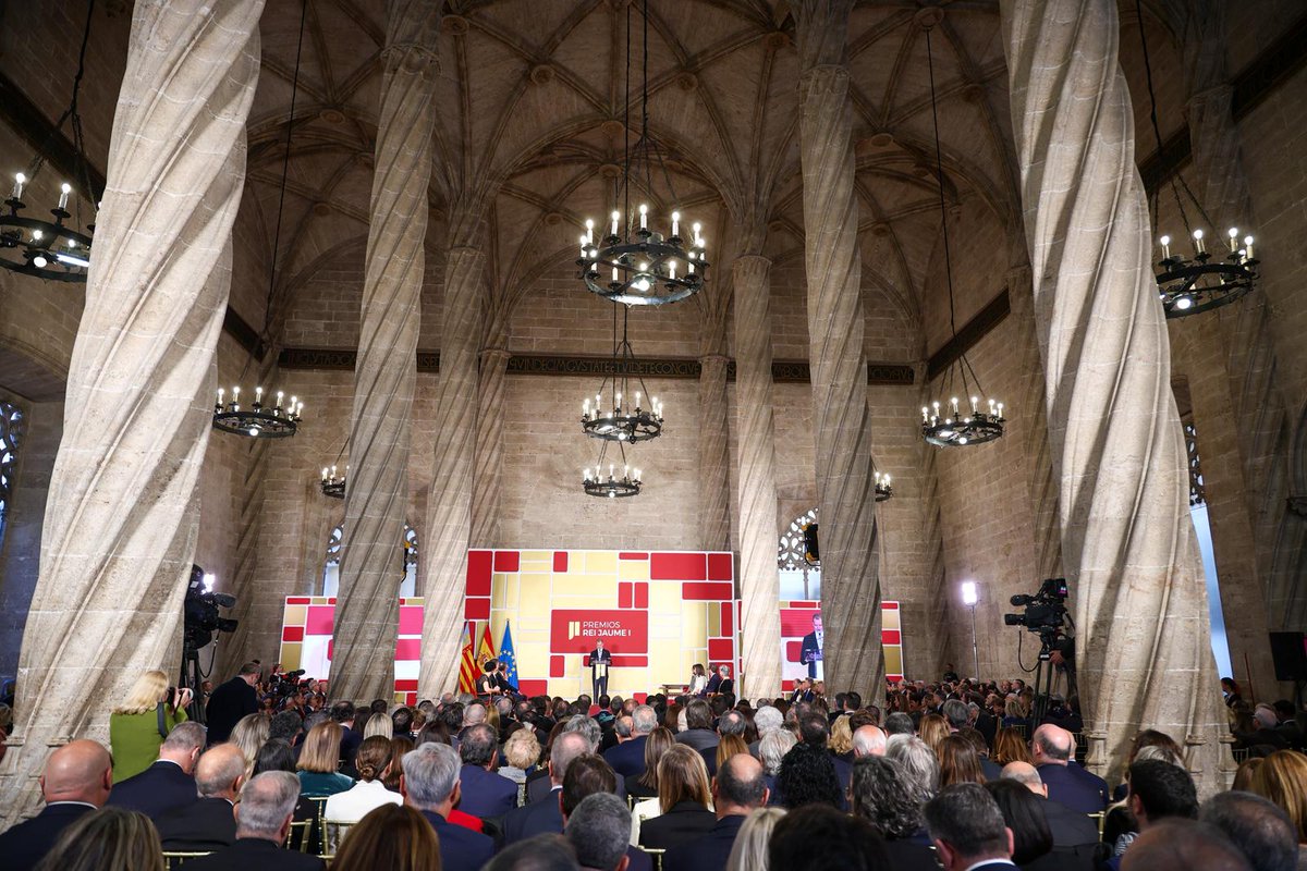 GVAeducacio's tweet photo. La Llotja de València ha acollit el lliurament dels premis Rei Jaume I, acte presidit per Sa Majestat el Rei Felip VI. 

Reconeixement a l'excel·lència en Investig. Bàsica, Economia, Investig. Biomèdica, Protecció Medi Ambient, Revelació Empresarial i Investig. Clínica i Salut. https://t.co/5vaW7HdMvd