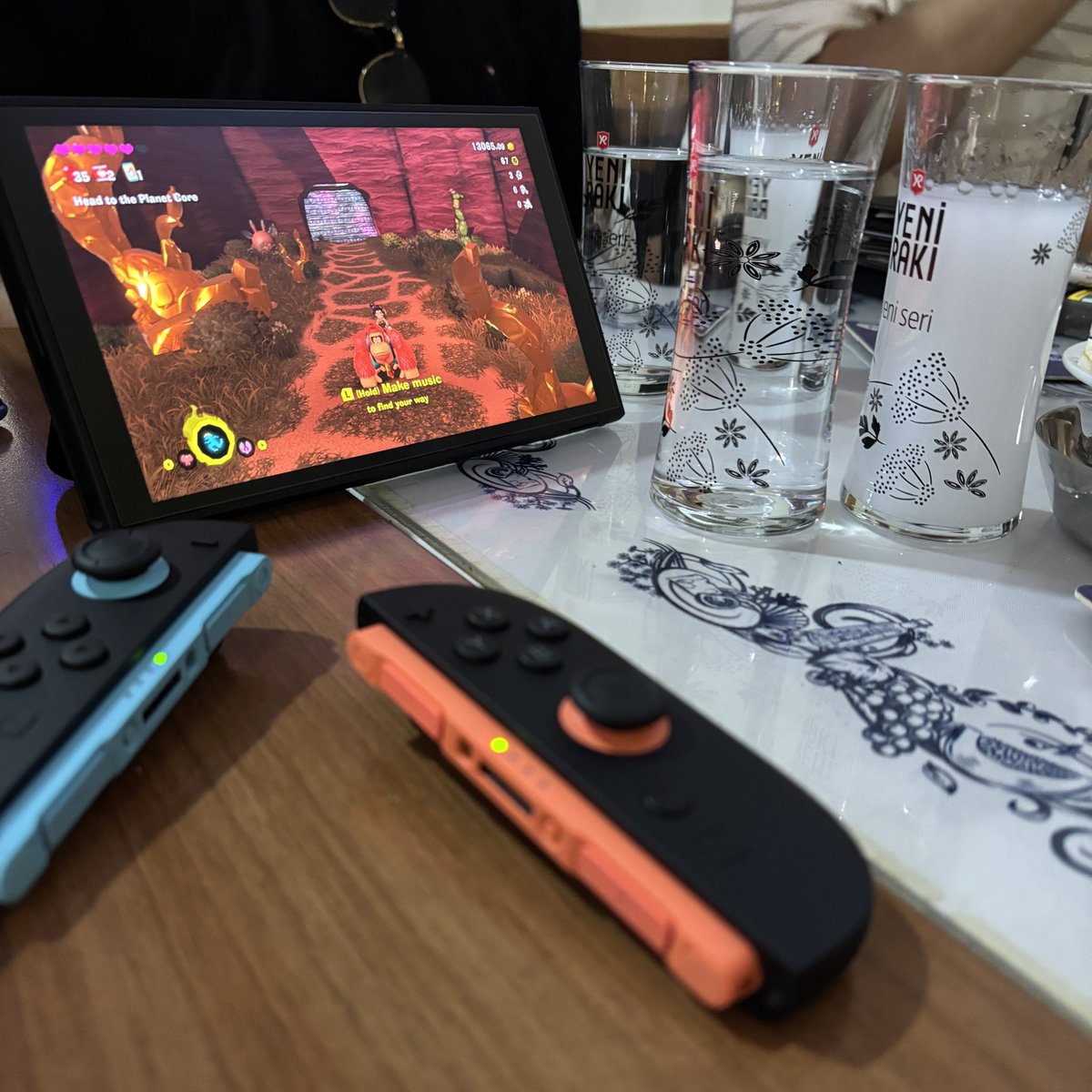 Şu mistik fotoğrafı siteye bir daha salalım o zaman. YouTube kanalım ve çevrem derken sizden daha çok sattırmışımdır şu konsolu. Komisyon istemiyorum, E Shop’u getirin yeter. 

#wewantturkiyeeshop
#turkiyeeshop
#nintendoeshopforturkiye

<a href="/NintendoEurope/">Nintendo of Europe</a> <a href="/NintendoUK/">Nintendo UK</a>