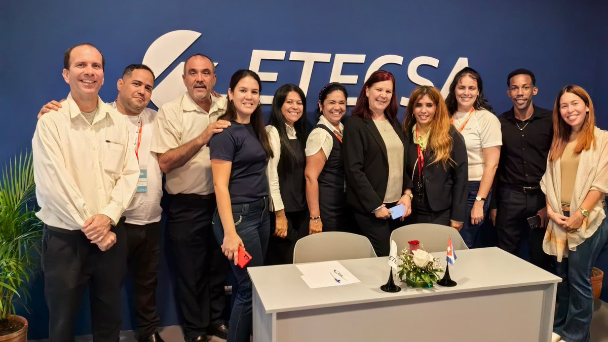 📢 Hoy en #FIHAV2025 firmamos acuerdos para comercializar los servicios de CubacelTur 📲 a visitantes extranjeros con <a href="/Artex_artecuba/">Artex Promociones Artísticas y Literarias.Cuba</a>, <a href="/CubanacanHotel/">Cubanacan Hoteles</a> y <a href="/grancaribehotel/">Grupo Hotelero Gran Caribe</a> 🤝.
📍Nos puedes encontrar en el Pabellón 14.