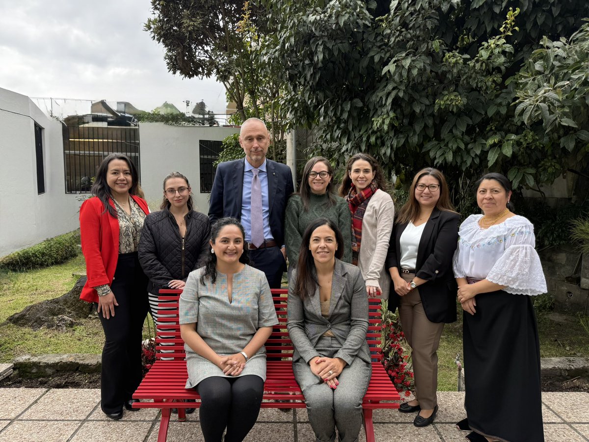 🇮🇹 Nos unimos a la red mundial de “panchine rosse”. Más de 50 panchine rosse han sido colocadas en Embajadas y Consulados alrededor del mundo como gesto sencillo pero profundamente simbólico para recordar cada día el compromiso en la lucha contra la violencia hacia las mujeres ♥️