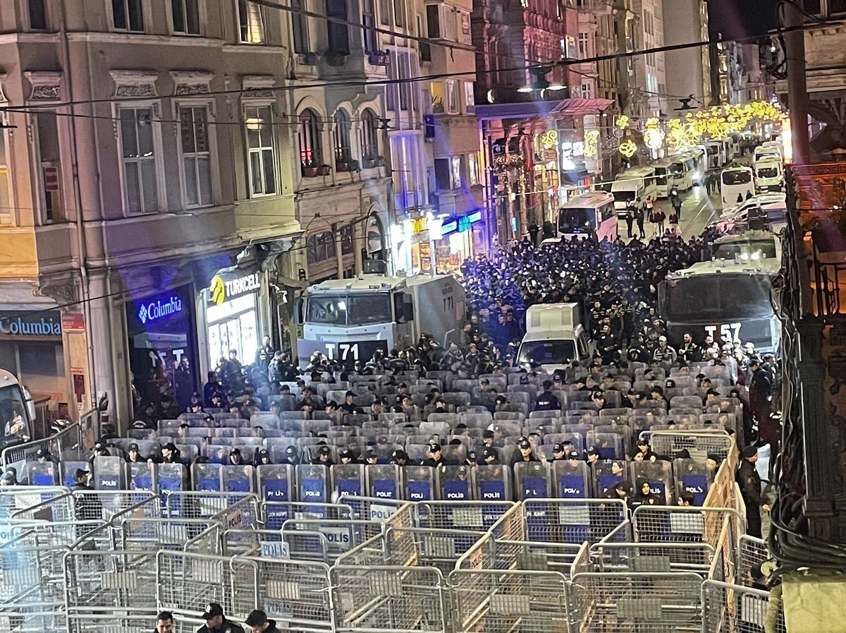 Bu 25 Kasım’da da barikatlar durduramadı kadınları. Kadınlar yine omuz omuza, yine isyanda, yine ayakta.
Yaşasın kadınların örgütlü mücadelesi, yaşasın dayanışmamız!