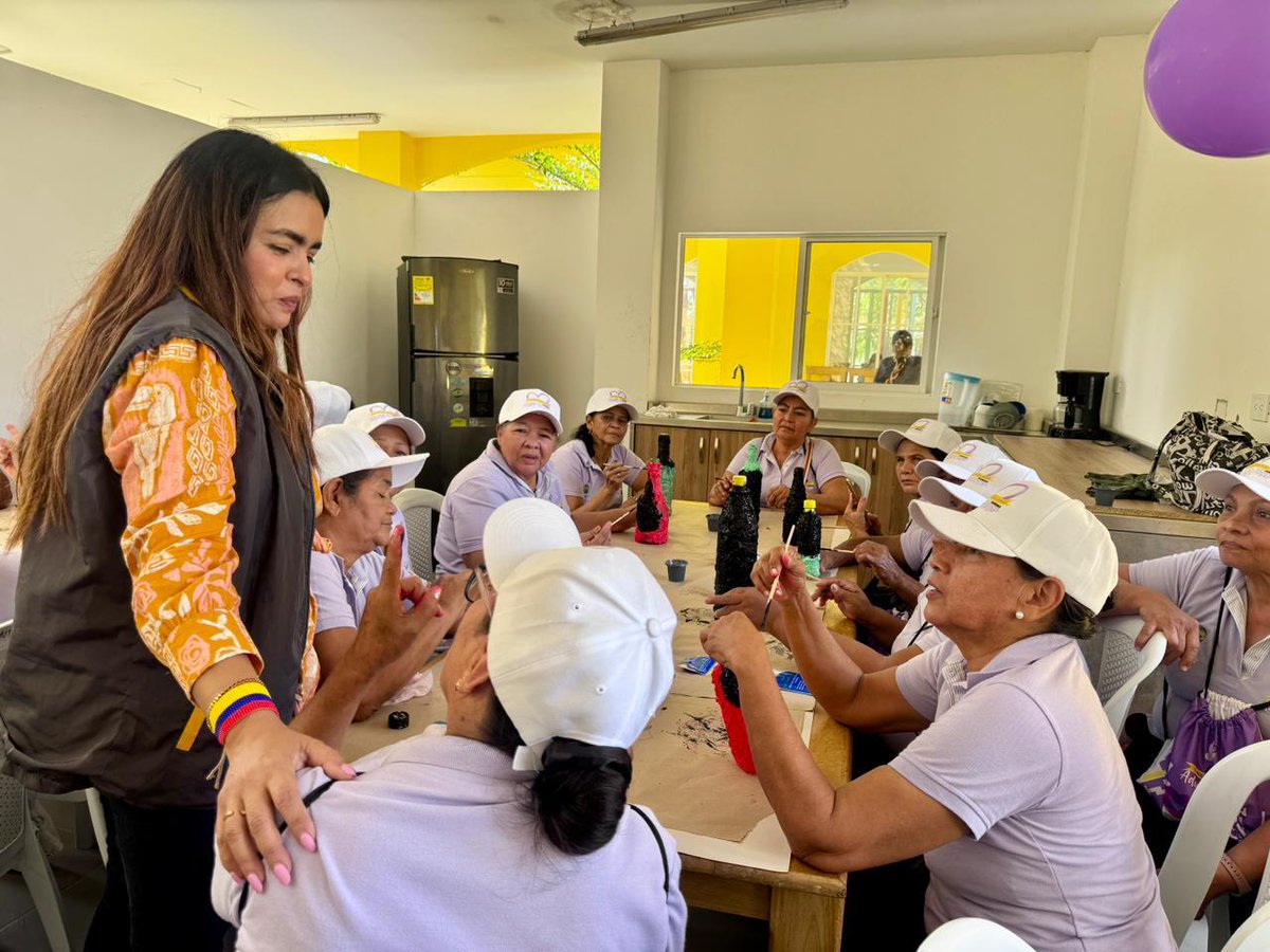 ProsperidadCol's tweet photo. 📍#Córdoba | El equipo de la Gerencia Regional estuvo en San Pelayo, en donde realizó una pequeña jornada de socialización del #PilarSolidario con adultos mayores. Nos llevamos una grata sorpresa: ¡todas las personas ya estaban inscritas!

#ConDignidadCumplimos https://t.co/GiuZaolUQN