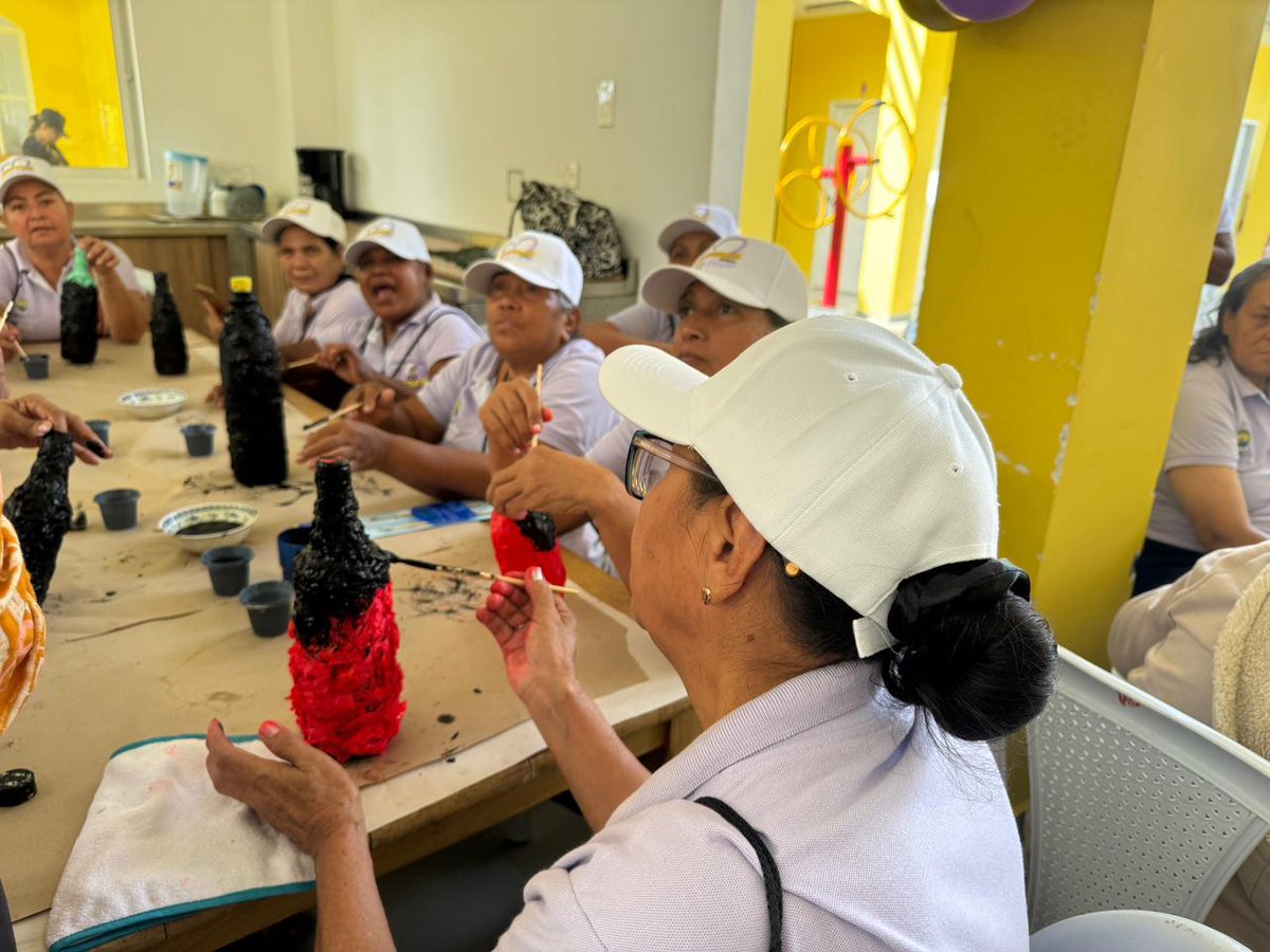 ProsperidadCol's tweet photo. 📍#Córdoba | El equipo de la Gerencia Regional estuvo en San Pelayo, en donde realizó una pequeña jornada de socialización del #PilarSolidario con adultos mayores. Nos llevamos una grata sorpresa: ¡todas las personas ya estaban inscritas!

#ConDignidadCumplimos https://t.co/GiuZaolUQN