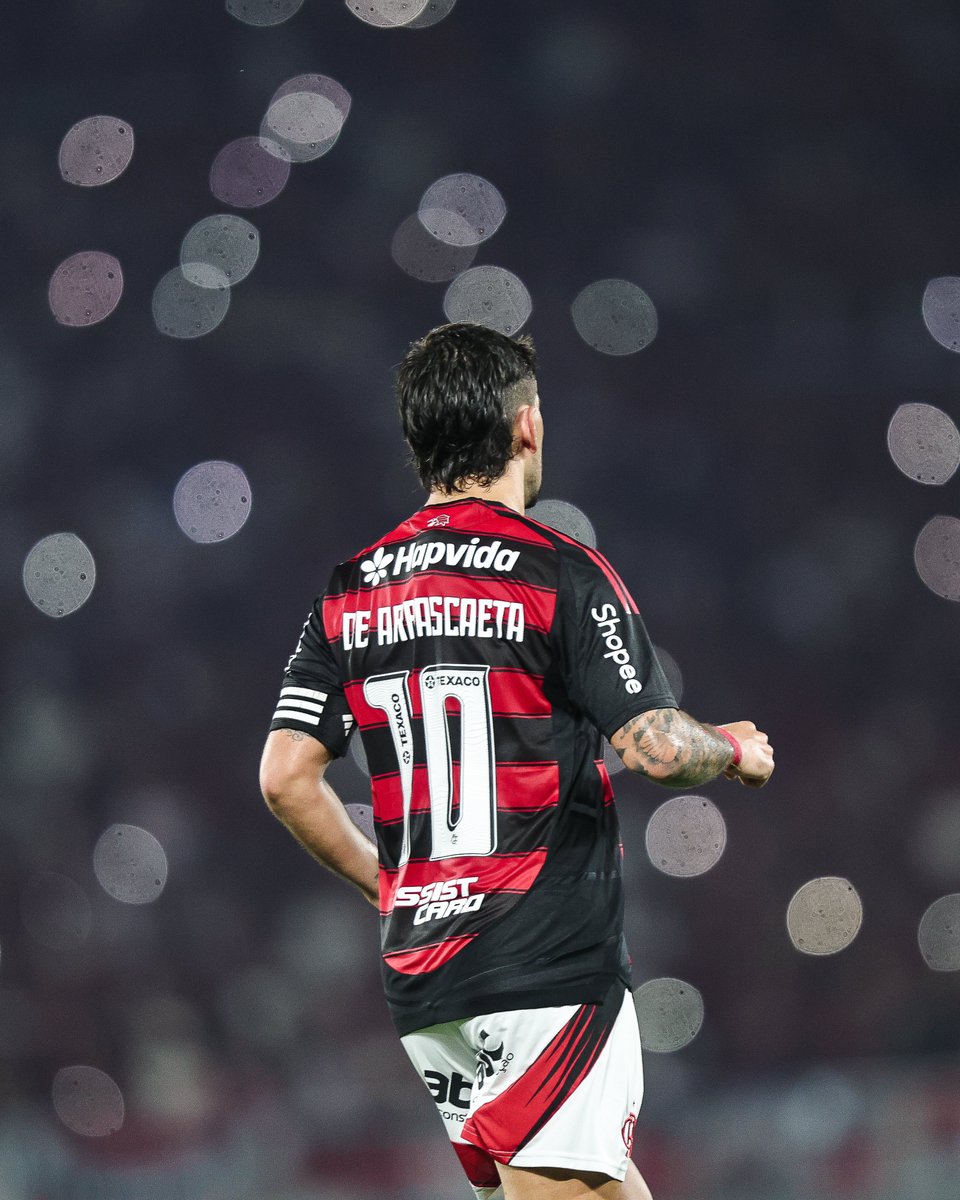 futebol_info's tweet image. Arrascaeta, do Flamengo, é o único que atua na América do Sul presente no Top-10 de jogadores com camisas mais vendidas no mundo em 2025:

1. Lamine Yamal (Barcelona) - 1.315.000 camisas
2. Messi (Inter Miami) - 1.278.000
3. Lewandowski (Barcelona) - 1.110.000
4. Mbappé (Real…