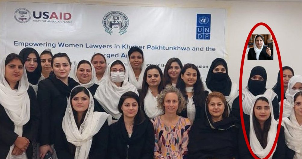 BRAVOlahore_RRS's tweet image. یہ سرخ دائرے میں ملٹری فاشزم کی چمچی اور AdvSahibaRana اسی کا اکاؤنٹ ہے ۔ اب یہ خود چلارہی ہے یا اس نے کسی کو دیا یہ کوٹھے کا چکلہ یہ پتہ چلانا آپکا کام ہے ۔ لیکن اکاؤنٹ سو فیصد اسی کا ہے جس کے شواہد میری پن پوسٹ میں موجود ہیں ۔ اہم بات یہ بکاؤ ہے اور حجاج میں لپٹی طوائف بھی