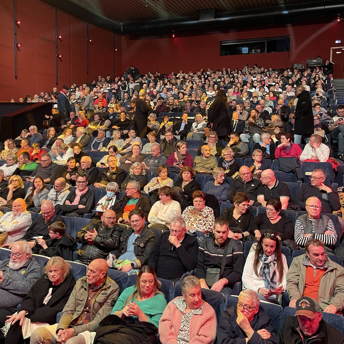 GrossesTetesRTL's tweet image. Les Grosses Têtes à Lens : salle comble 😍 Émission à écouter mercredi à 15H30 sur @RTLFrance 📻