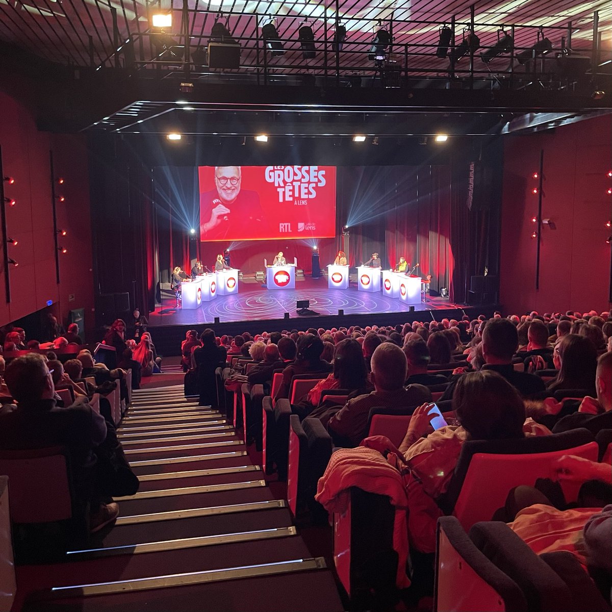 GrossesTetesRTL's tweet image. Les Grosses Têtes à Lens : salle comble 😍 Émission à écouter mercredi à 15H30 sur @RTLFrance 📻
