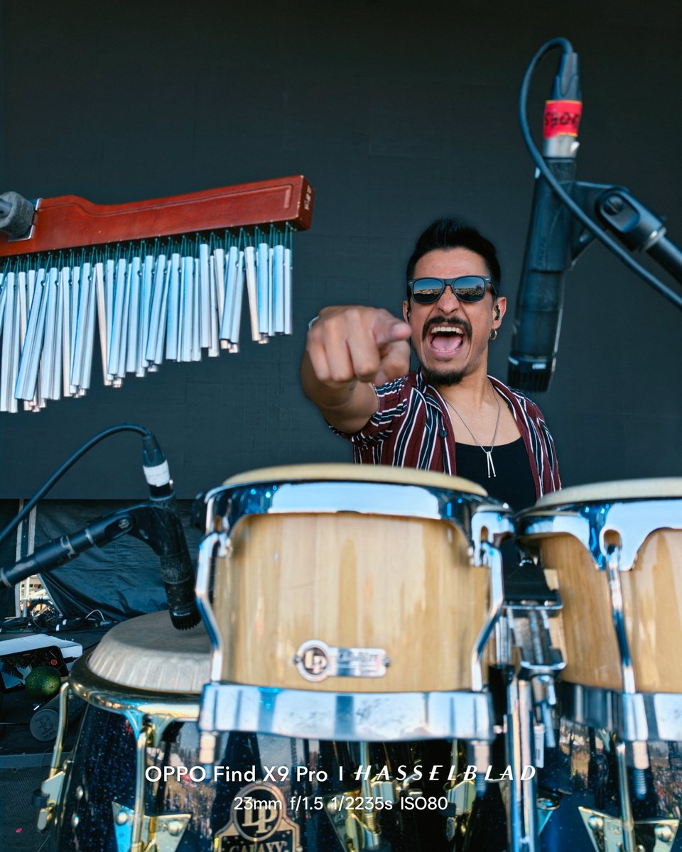 OPPOMexico's tweet image. ¡Gracias Disco Bahía por un gran espectáculo en el Escenario OPPO del #TecateComuna! Capturamos cada emocionante momento en el escenario gracias al poderoso Súper Zoom de 200 MP del #OPPOFindX9 Pro. #ElReyDelZoom #ConcertPhone
