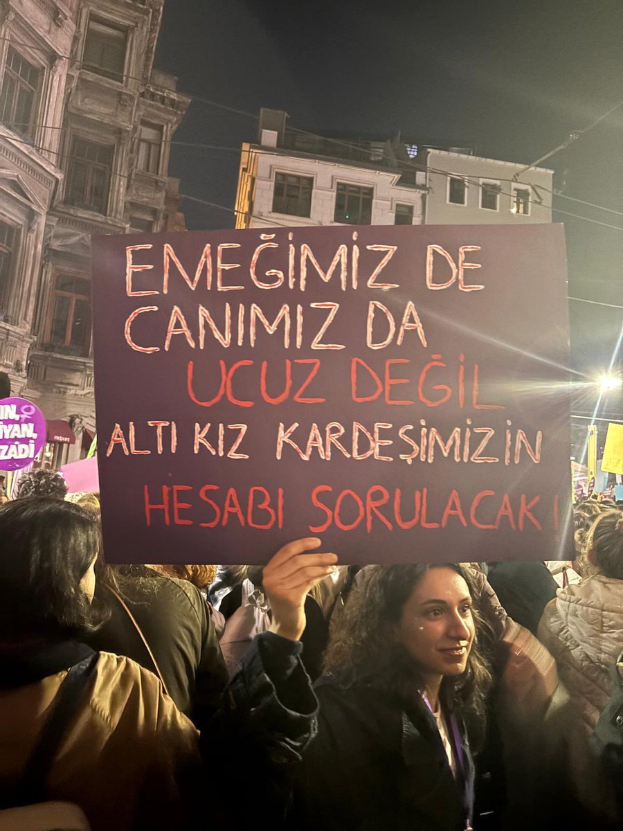 tumbelsenist3's tweet photo. Kadınlar tüm baskılara ve yıllardır süren yasaklamalara rağmen Taksim sokaklarını doldurdu. Taksim Tünel meydanında buluşan binlerce kadın erkek devlet şiddetine karşı ses çıkardı, İstiklal Caddesinde yapılan yürüyüşün ardından basın açıklaması okundu. 
#MünferitDeğilErkekŞiddeti https://t.co/f9pqcVrfzW