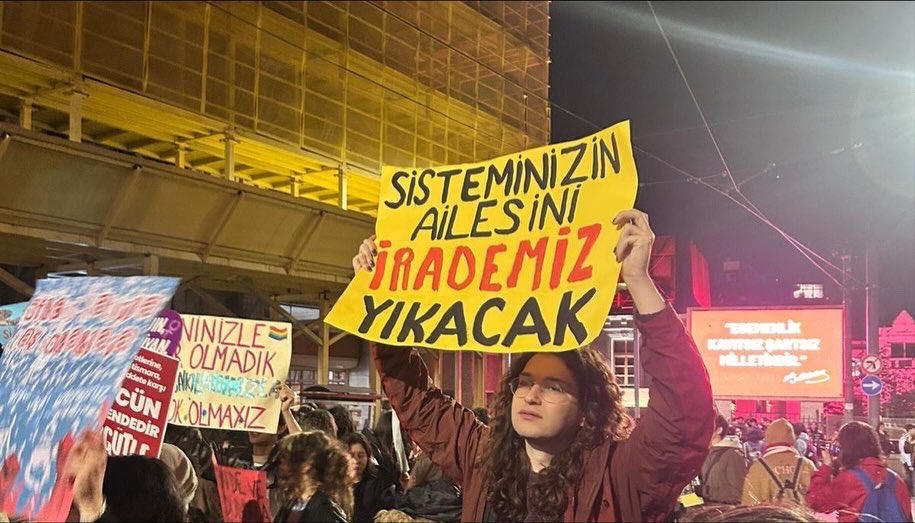 tumbelsenist3's tweet photo. Kadınlar tüm baskılara ve yıllardır süren yasaklamalara rağmen Taksim sokaklarını doldurdu. Taksim Tünel meydanında buluşan binlerce kadın erkek devlet şiddetine karşı ses çıkardı, İstiklal Caddesinde yapılan yürüyüşün ardından basın açıklaması okundu. 
#MünferitDeğilErkekŞiddeti https://t.co/f9pqcVrfzW
