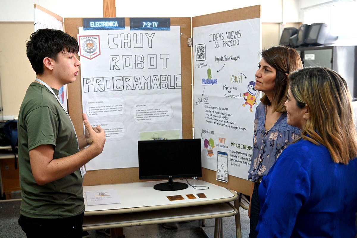 GiselaLZamora's tweet image. Acompañamos los festejos por el Día de la Educación Técnica en la EST N.º 5, durante la muestra anual de proyectos “Expotécnica 2025”. Un espacio donde estudiantes y docentes comparten los saberes y capacidades que vienen construyendo a lo largo del año 😄📚