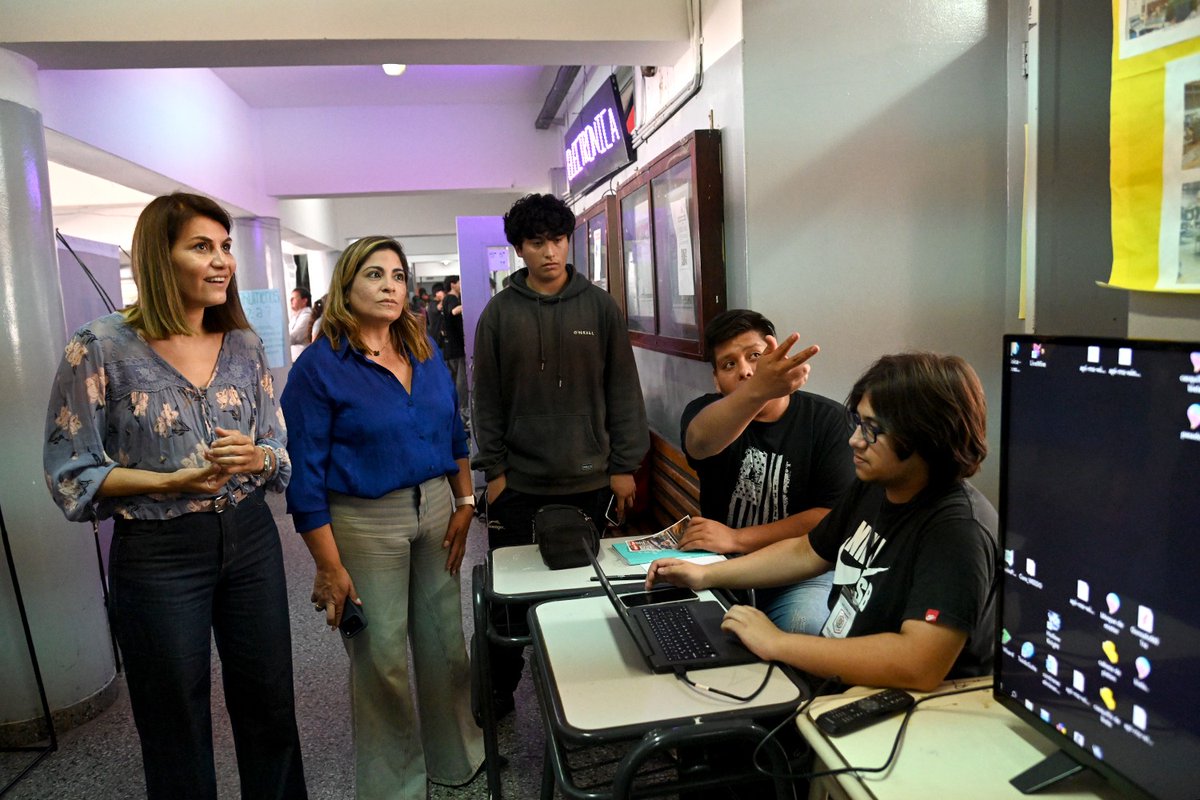 GiselaLZamora's tweet image. Acompañamos los festejos por el Día de la Educación Técnica en la EST N.º 5, durante la muestra anual de proyectos “Expotécnica 2025”. Un espacio donde estudiantes y docentes comparten los saberes y capacidades que vienen construyendo a lo largo del año 😄📚