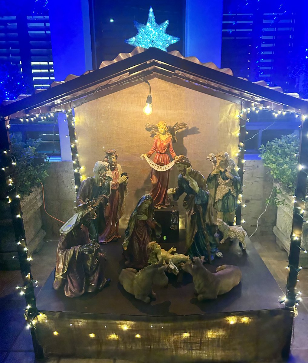 Hoy como cada año recreamos en Casa el Nacimiento de 
JESÚS en el pesebre… tradición Cristiana que guarda un mensaje de esperanza y de amor de DIOS a la humanidad. 
Aunque se ha intentado prohibir esta manifestación de Fe hoy sigue Vigente en las familias MEXICANAS