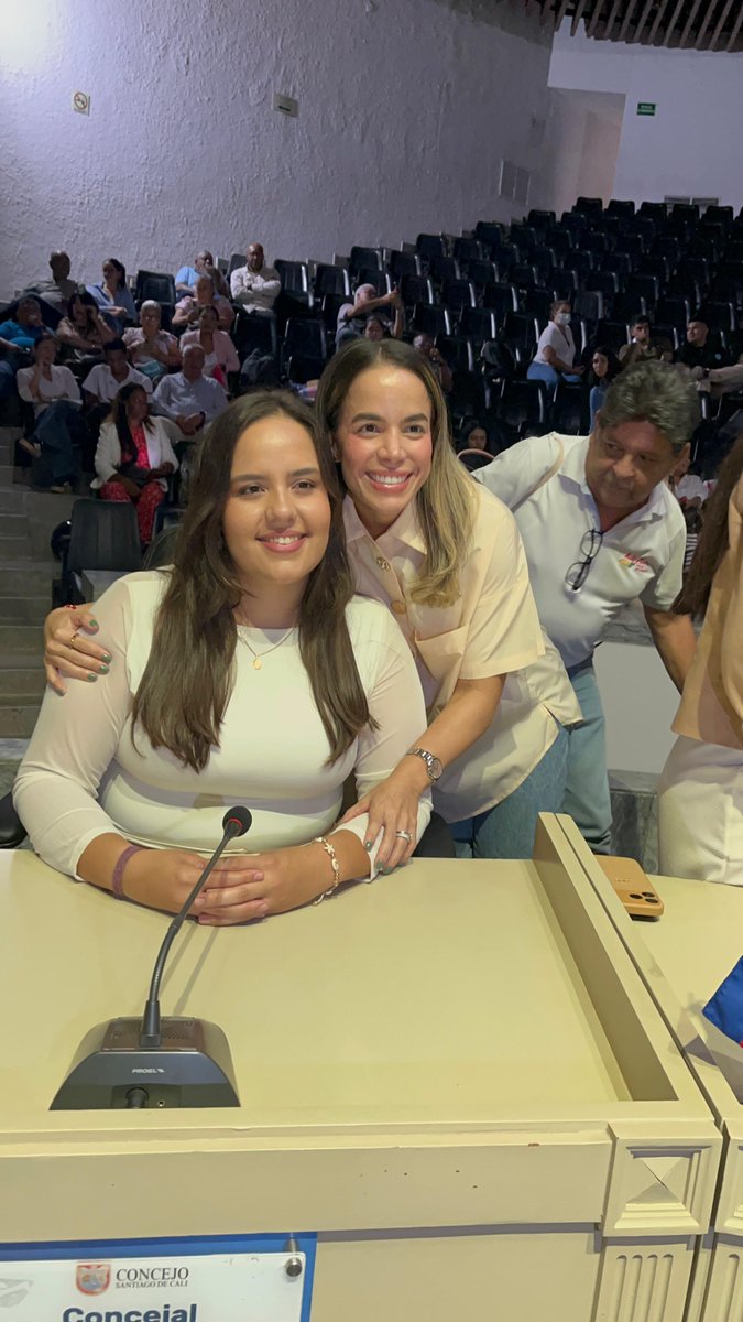 Consejeros de juventud recibieron credencial en el Concejo

concejodecali.gov.co/publicaciones/…