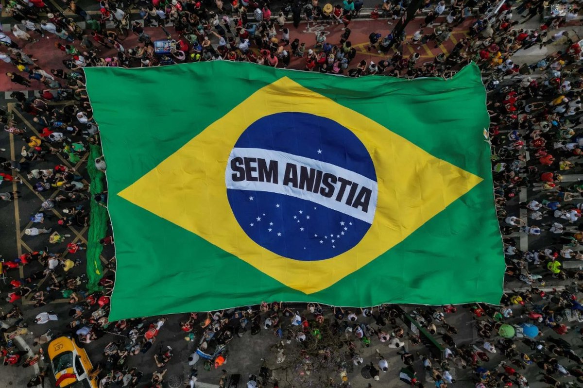 Anistia é o caralho! A gente quer ver golpista na cadeia! O país hoje está em festa, tem general cinco estrelas pagando por golpismo, finalmente! Tem genocida implorando arrego! Não podemos jamais esquecer a destruição, causaram e as que planejaram causar!