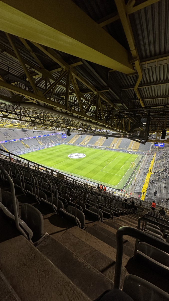 ZAHINborusse's tweet image. Imagine sitting next to ZAHINborusse in this stadium