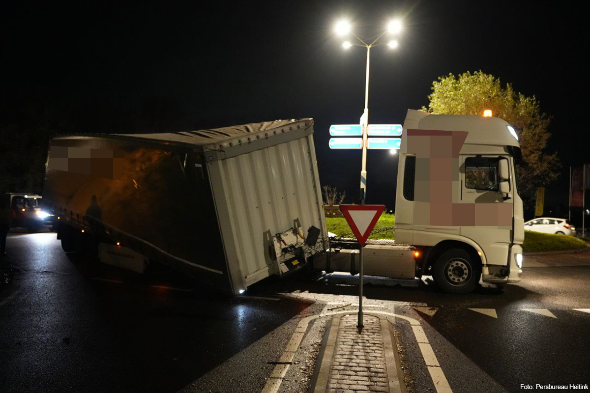 Oplegger schiet van trekker op rotonde in Vaassen
