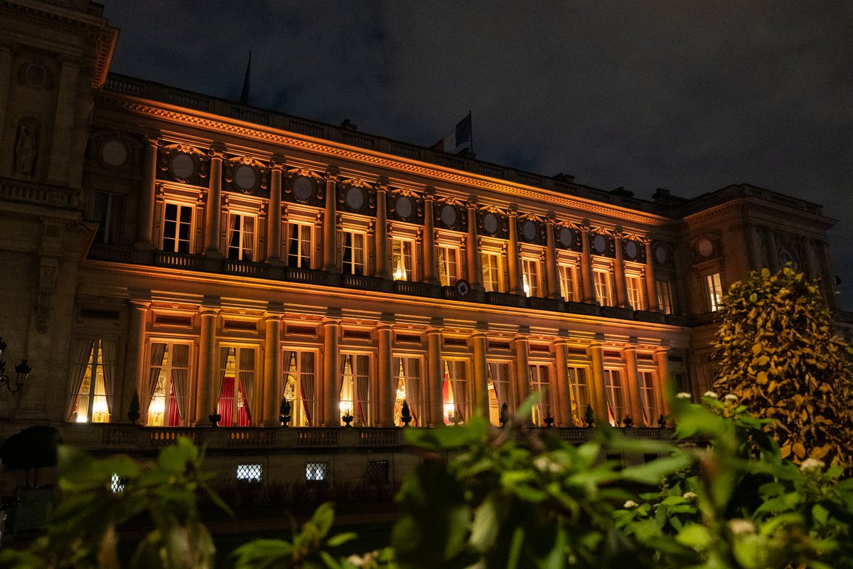 #25Novembre Le Quai d’Orsay s’illumine en orange ce mardi pour la Journée internationale pour l’élimination de la violence à l’égard des femmes et réaffirme l’engagement de la France pour protéger les victimes partout dans le monde.