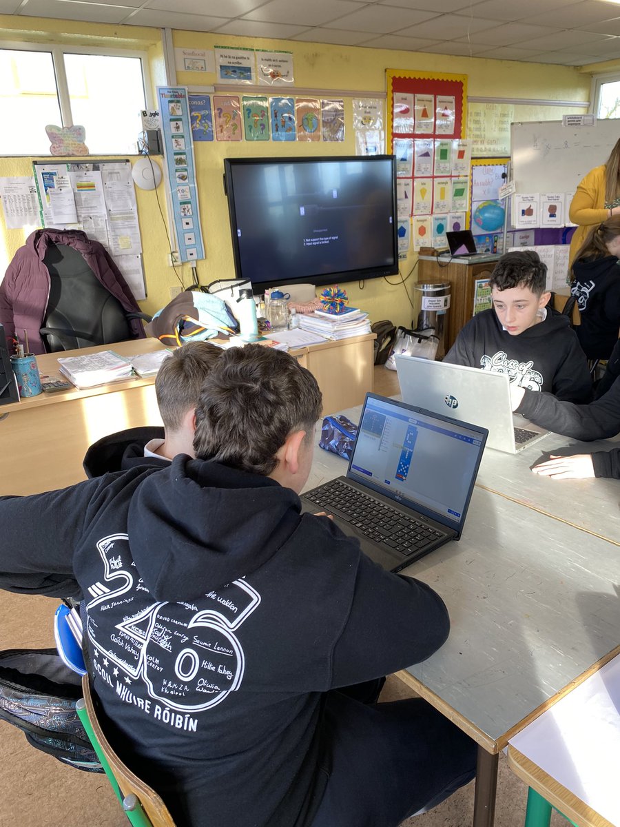 robeen_ns's tweet image. Our 6th class students really enjoyed their coding workshop with Sarah from NUIG today 💻👾😊.
