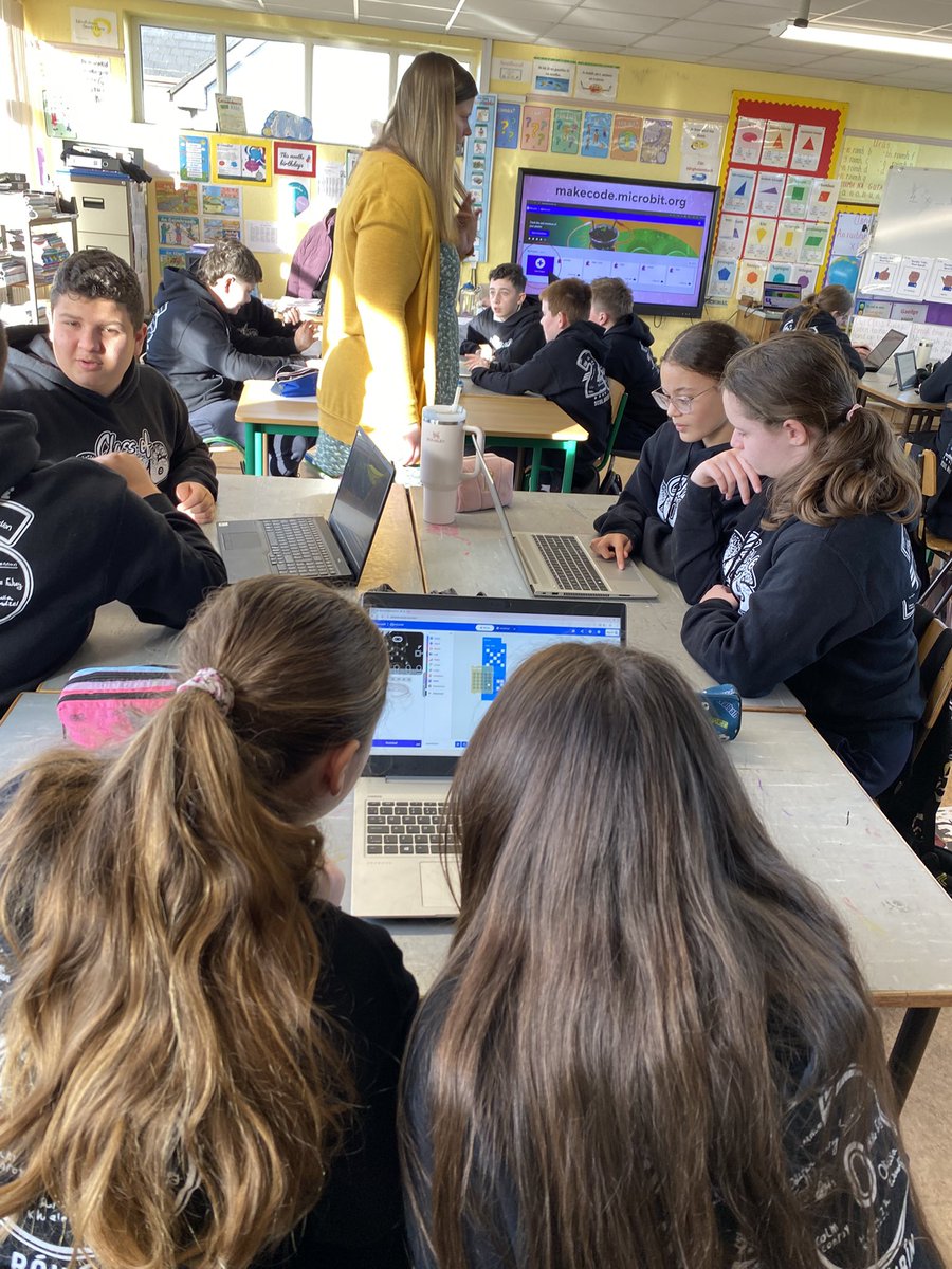 robeen_ns's tweet image. Our 6th class students really enjoyed their coding workshop with Sarah from NUIG today 💻👾😊.