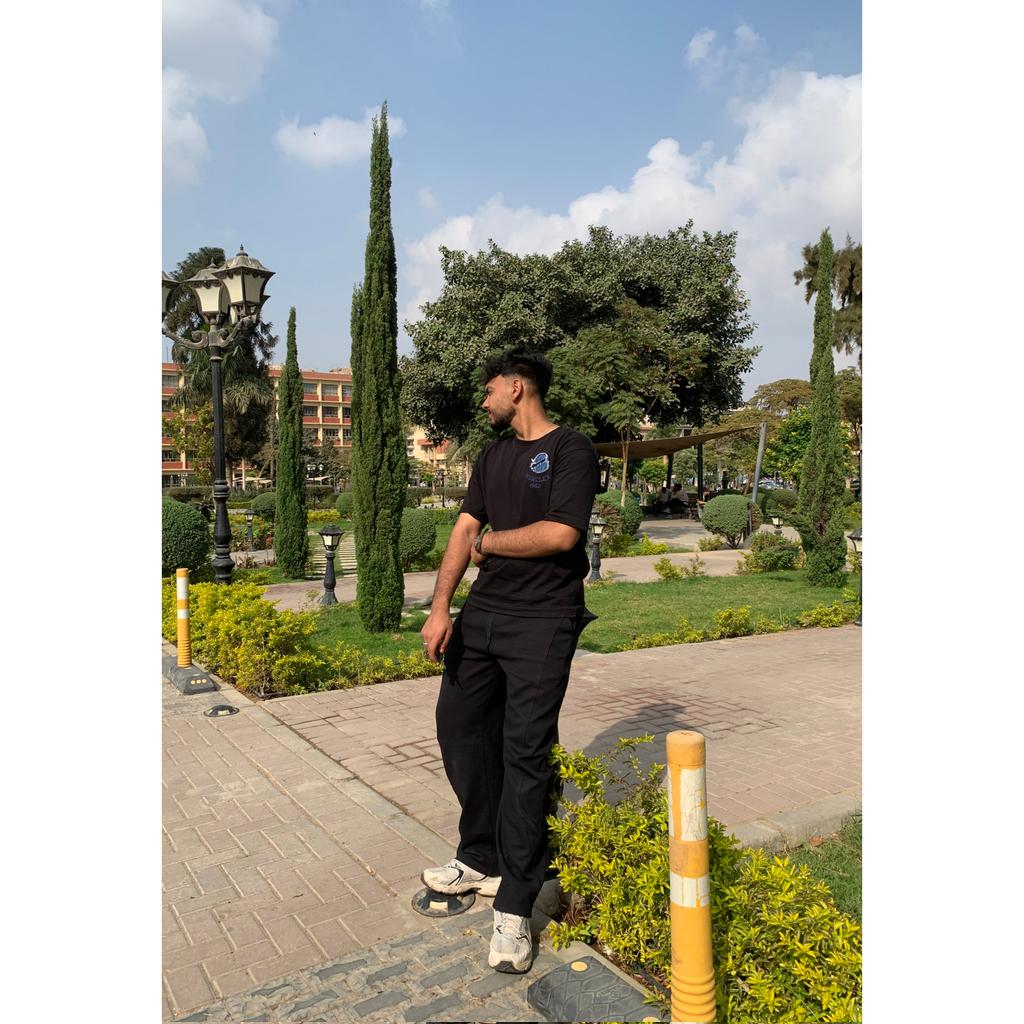 k_m2h's tweet image. مَليانين كركبه من جوه بس معلش .😘🖐️