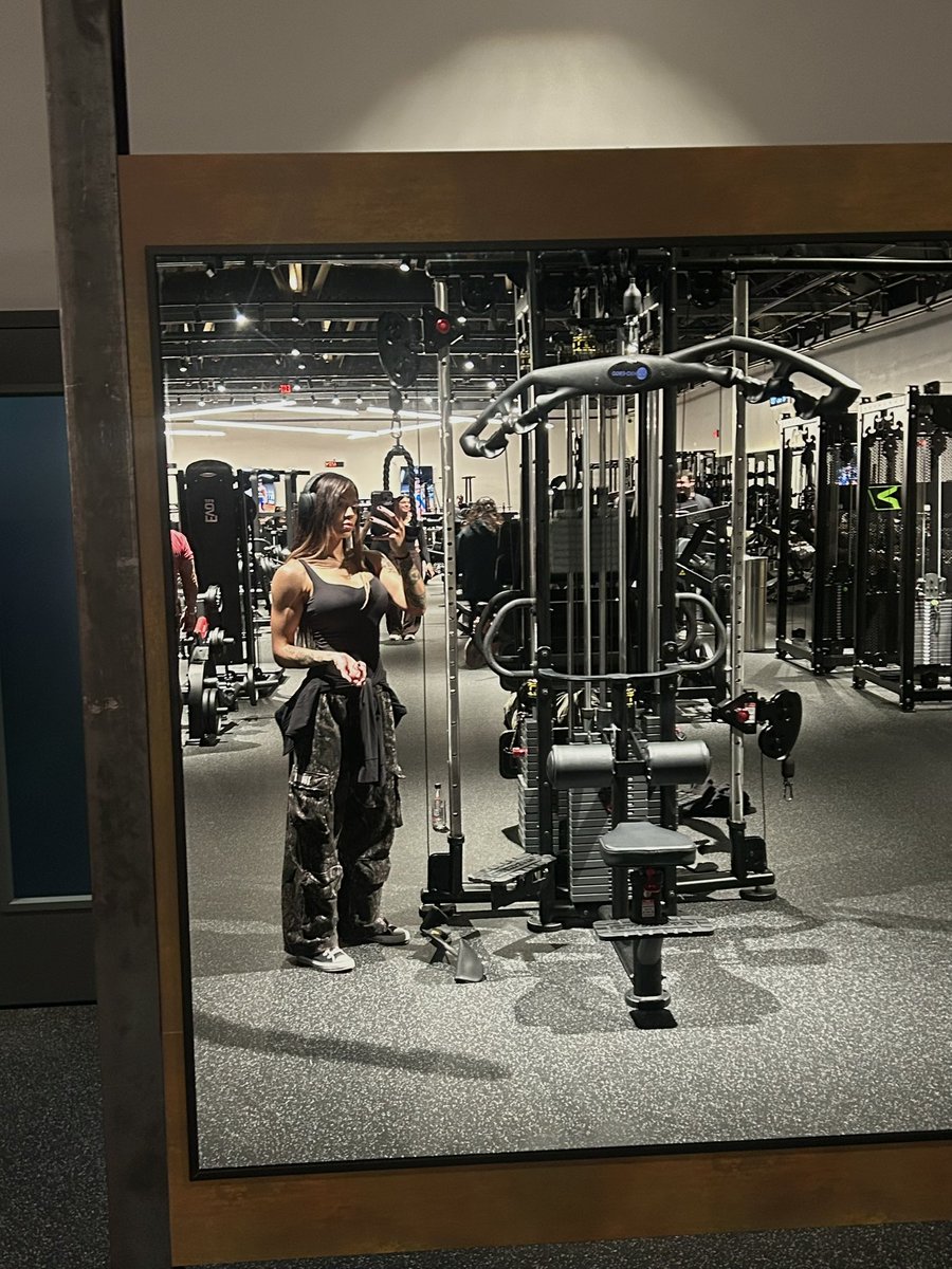 ElaynaBlack's tweet image. I’m busy