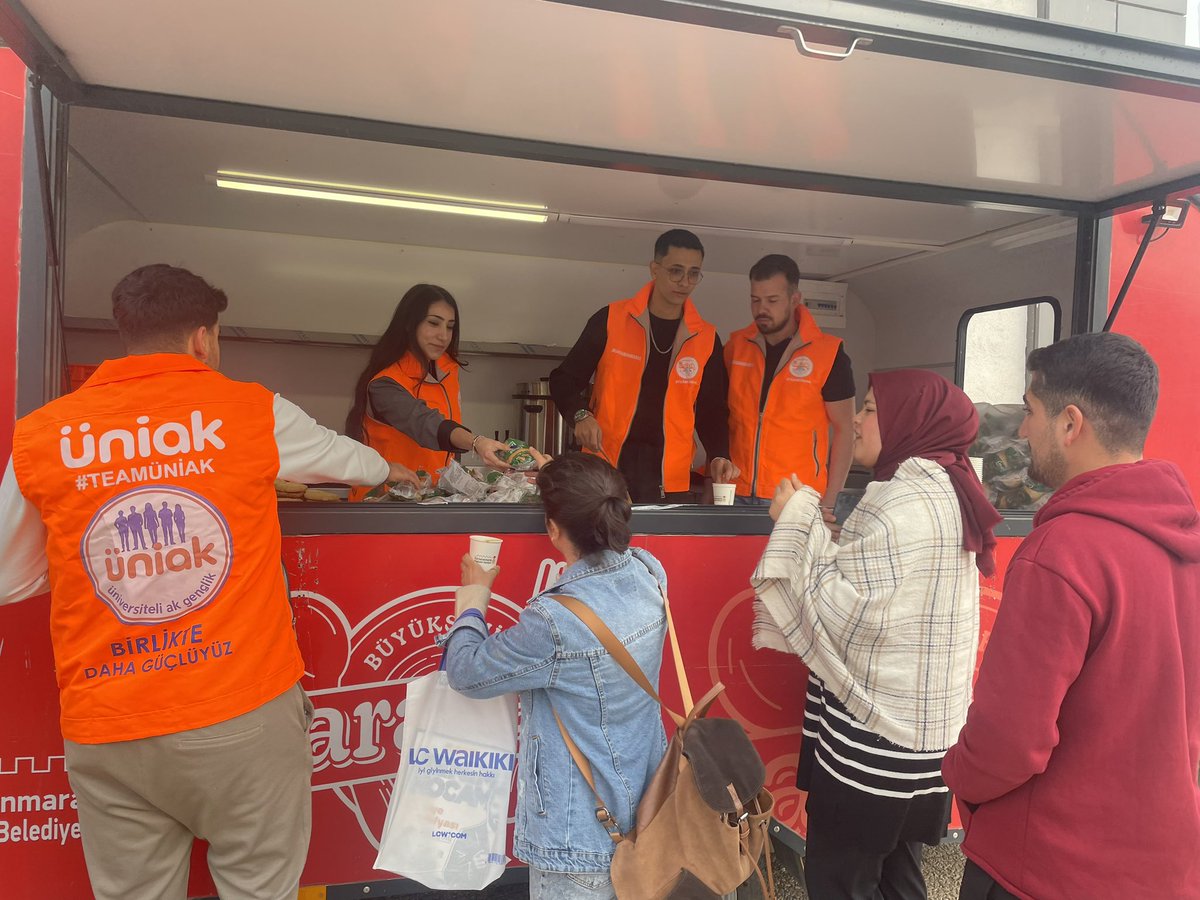 ÜNİAK teşkilatımızla bugün vizeye giren arkadaşlarımızın yanında olduk. Sıcacık çorbalarımızı ikram ederken, bir yandan da içten sohbetlerle onların heyecanına ortak olduk. ☕️❤️
Tüm kardeşlerimize sınavlarında gönülden başarılar diliyoruz. Her zaman yanınızdayız! 🤝✨
