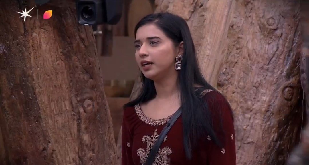 ahanat117's tweet image. Facecard so insane that I forgot about TTF n all 🫠🩷

#TanyaMittal #BiggBoss19