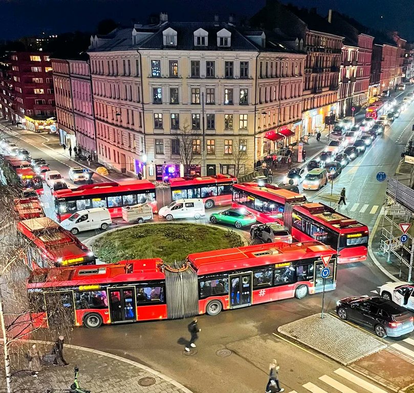 Rainmaker1973's tweet image. Four buses got stuck in a roundabout this morning in Oslo