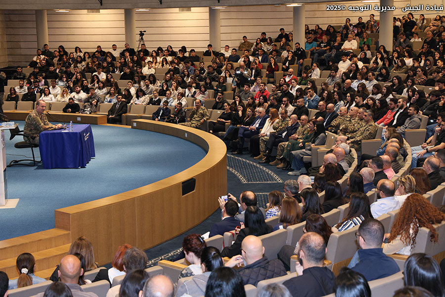 LebarmyOfficial's tweet image. بمناسبة العيد الثاني والثمانين للاستقلال، أقيمت في جامعة الروح القدس – الكسليك جلسة حوارية بين قائد الجيش العماد رودولف هيكل وطلاب الجامعة، بدعوة من إدارتها.
حضر الجلسة رئيس الجامعة الأب البروفسور جوزيف مكرزل والأساتذة والطلاب، إضافةً إلى عقيلة قائد الجيش وعدد من الضباط، وجاءت في…