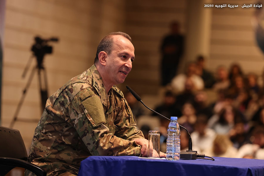 LebarmyOfficial's tweet image. بمناسبة العيد الثاني والثمانين للاستقلال، أقيمت في جامعة الروح القدس – الكسليك جلسة حوارية بين قائد الجيش العماد رودولف هيكل وطلاب الجامعة، بدعوة من إدارتها.
حضر الجلسة رئيس الجامعة الأب البروفسور جوزيف مكرزل والأساتذة والطلاب، إضافةً إلى عقيلة قائد الجيش وعدد من الضباط، وجاءت في…