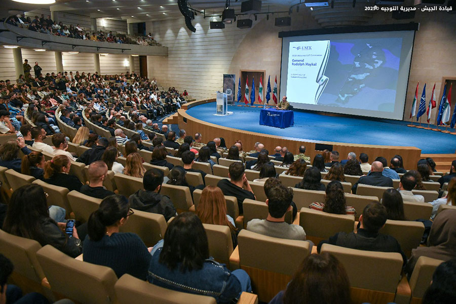 LebarmyOfficial's tweet image. بمناسبة العيد الثاني والثمانين للاستقلال، أقيمت في جامعة الروح القدس – الكسليك جلسة حوارية بين قائد الجيش العماد رودولف هيكل وطلاب الجامعة، بدعوة من إدارتها.
حضر الجلسة رئيس الجامعة الأب البروفسور جوزيف مكرزل والأساتذة والطلاب، إضافةً إلى عقيلة قائد الجيش وعدد من الضباط، وجاءت في…