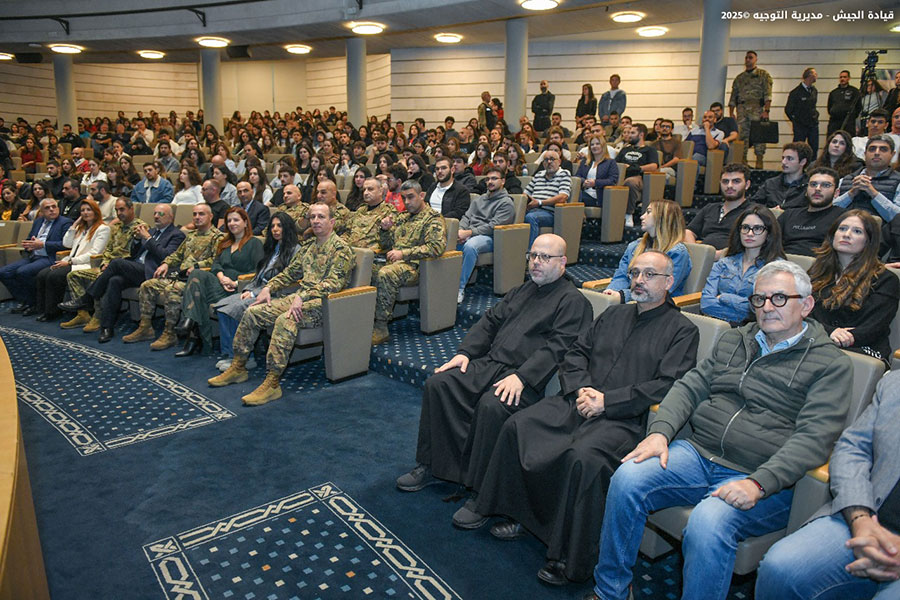 LebarmyOfficial's tweet image. بمناسبة العيد الثاني والثمانين للاستقلال، أقيمت في جامعة الروح القدس – الكسليك جلسة حوارية بين قائد الجيش العماد رودولف هيكل وطلاب الجامعة، بدعوة من إدارتها.
حضر الجلسة رئيس الجامعة الأب البروفسور جوزيف مكرزل والأساتذة والطلاب، إضافةً إلى عقيلة قائد الجيش وعدد من الضباط، وجاءت في…