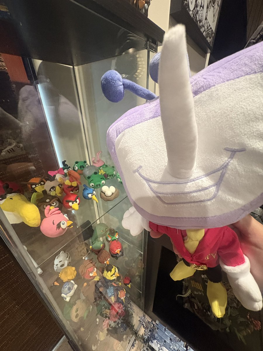 A new visitor arrives at the EvanTube Clay Model museum!