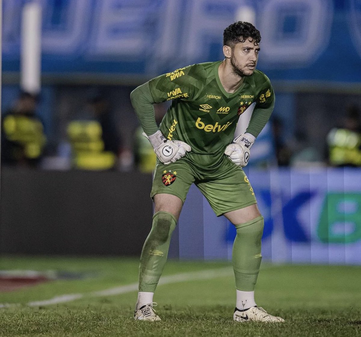 Cuiabá negocia a contratação de Caíque França, goleiro do Sport, para a próxima temporada. 

📰| <a href="/lucas_rossafa/">Lucas Rossafa</a> 
📸| Talita Gouvêa