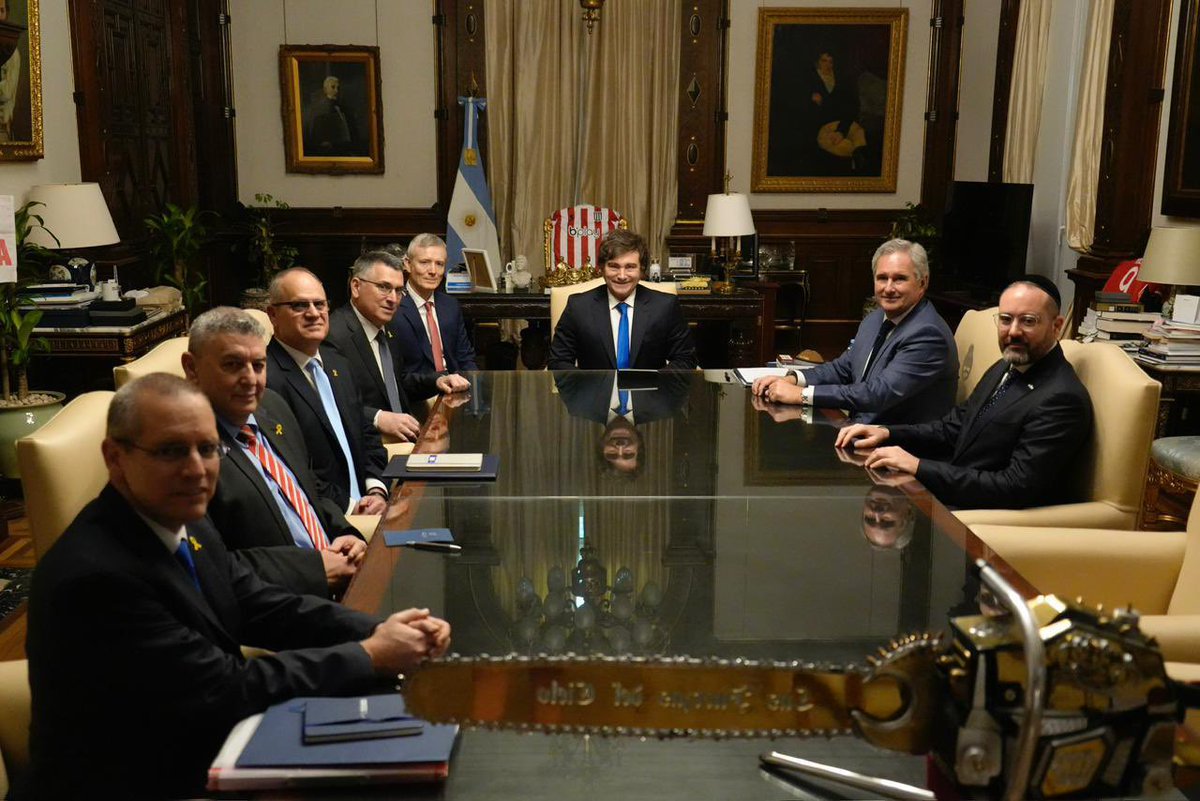 El Presidente Javier Milei, junto al Canciller Pablo Quirno, recibió en Casa Rosada al Ministro de Relaciones Exteriores del Estado de Israel, Gideon Sa’ar.

También participaron en la reunión el Embajador argentino en el Estado de Israel, Axel Wahnish; el Embajador de Israel en