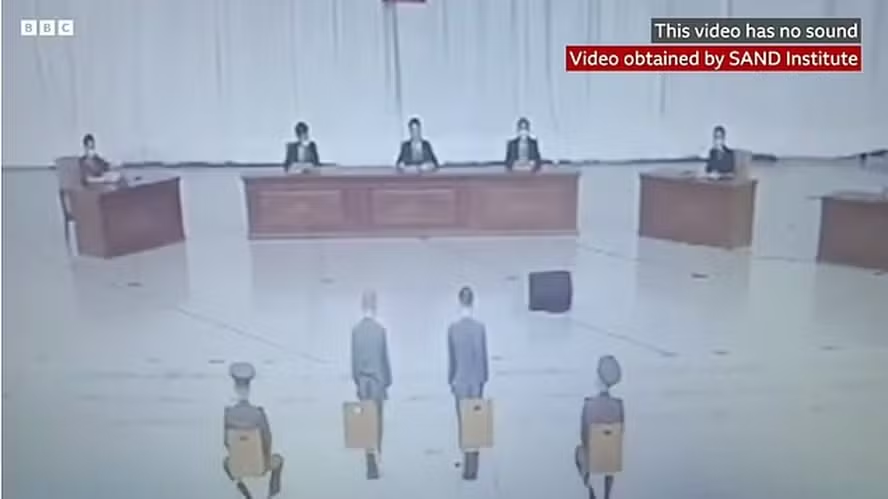 siteptbr's tweet image. Um casal de empresários foi EXECUTADO em público diante de adultos e crianças por acusação de arrogância, enriquecimento ilícito e atividade antirrepublicana na Coreia do Norte.

A informação foi divulgada pelo Daily Mail e noticiada pelo correspondente de Londres do jornal O…