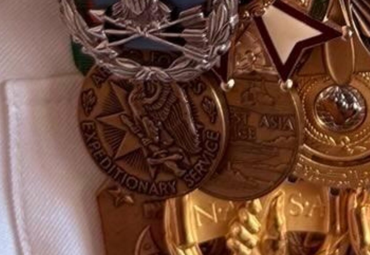 MINFORMACI0N's tweet image. Should have kept this post in your anal cavity next to the ferret. 

Since when are words in a mirrored photo correct?