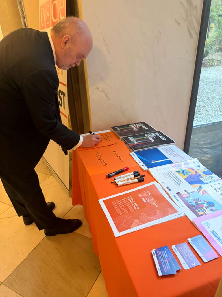 OSCESecGen's tweet image. Today I joined our OSCE team in marking the International Day for the Elimination of Violence against Women and launching our #16Days campaign. We must work together to build a world that refuses to tolerate violence against women in any form, anywhere, once and for all.