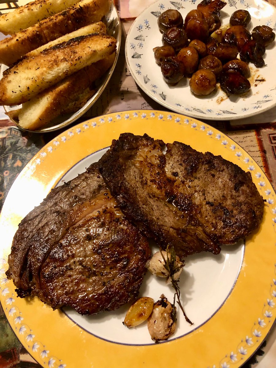 andrzejptr's tweet photo. Drodzy państwo . Dziś zdarzyła się taka kolacja . Black Angus ribeye.Tak po prostu czasem trzeba dla podniebienia rozkoszy 🤟 https://t.co/1RCp5YiemL