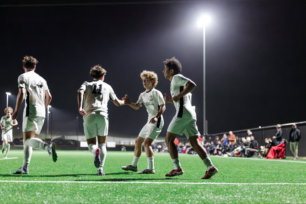 armandgar17's tweet image. Proud of 2010 ECNL &amp;amp; how they’re performing. They’ve all aligned towards our shared framework, allowing them to collectively solve &amp;amp; recognize problems. 

1st in the North of the Heartland Conference &amp;amp; 1 win &amp;amp; 1 draw in PHX. 

Best part is seeing them be empowering teammates.