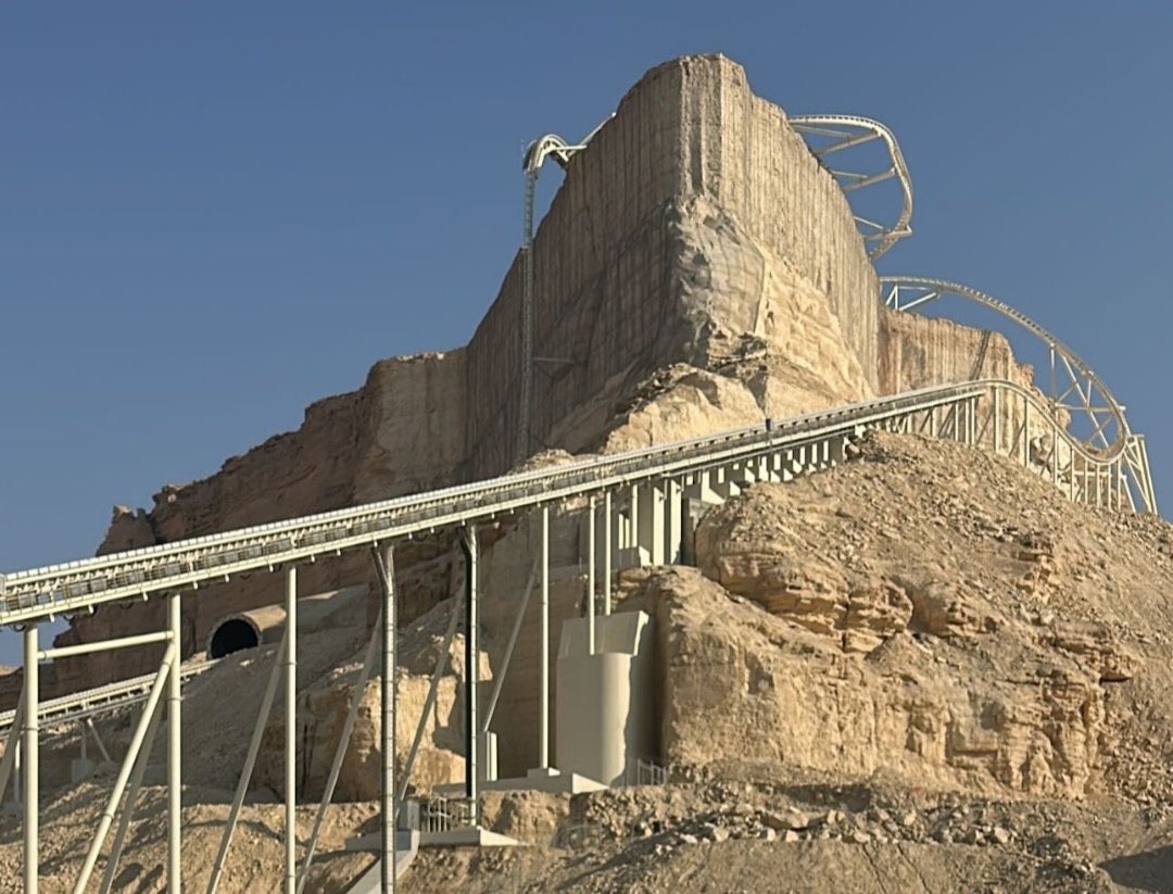 Super sick image of Falcon’s Flight taken by none other than <a href="/M7MD_A98/">محمد 🇸🇦</a>. This is where the roller coaster reaches its peak elevation of 639ft. Going to look insane in person.
