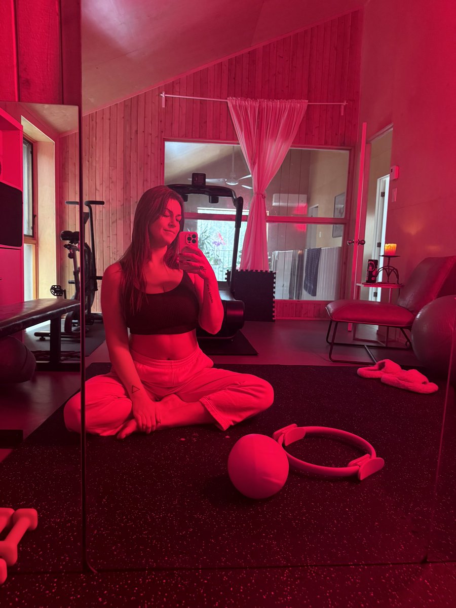 servequeenamber's tweet image. Finished my workout in my home gym and now I’m at the spa.  The life of a goddess 🧖‍♀️