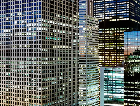 Lleixes's tweet image. Formalment, #Loriga opta per una #prosa austera i #repetitiva. El #narrador, sense nom ni context, es dissol en un #monòleg circular. La #reiteració vol simbolitzar #alienació, però només genera pesantor i #avorriment.