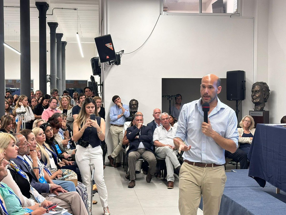 Felicitaciones a nuestro líder <a href="/MartinLemaUy/">Martin Lema</a> por asumir la Presidencia de <a href="/DepMontevideoPN/">Departamental Montevideo PN</a>. Su capacidad de diálogo, su compromiso con Montevideo, su cercanía con la gente  y su incansable vocación de servicio lo convierten en la persona ideal para encabezar este desafío.