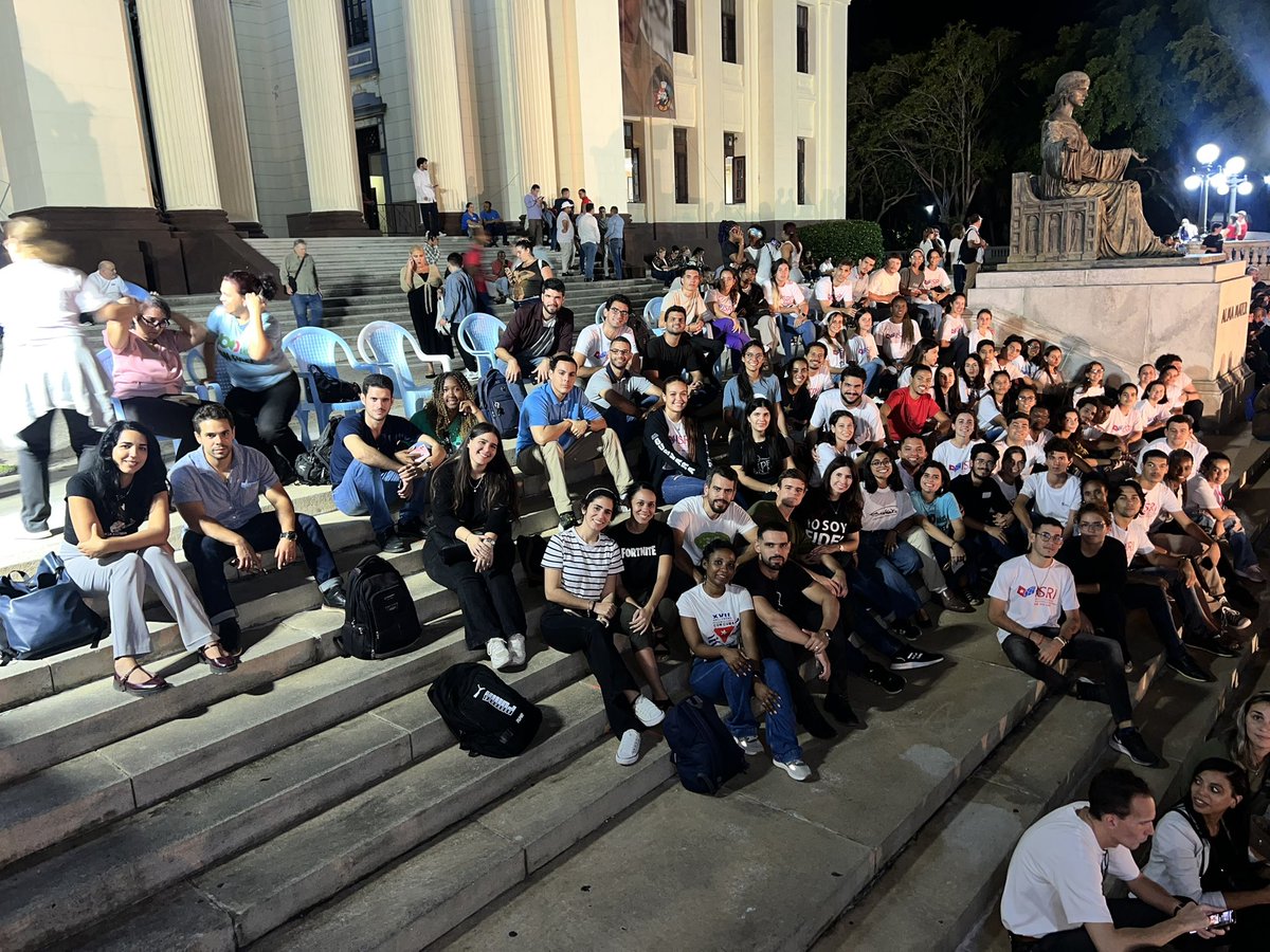 La juventud minrexiana en la Escalinata de la UH, como cada 25 de noviembre recordando a nuestro eterno Comandante en Jefe, Fidel Castro 🇨🇺, artífice de la #DiplomaciaRevolucionaria 

#100AñosConFidel 
#FidelPorSiempre