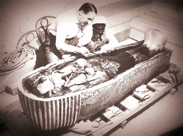 antinousgaygod's tweet image. 🪷 26 Nov 1922 #HowardCarter breaks seal on #Tutankhamun Tomb door. Peers inside with a candle. Lord #Carnarvon asks: &quot;Can you see anything?&quot; Carter says, &quot;Yes, wonderful things!&quot; They have discovered the most intact Egyptian tomb, packed with all a pharaoh needs in eternity. 🪷